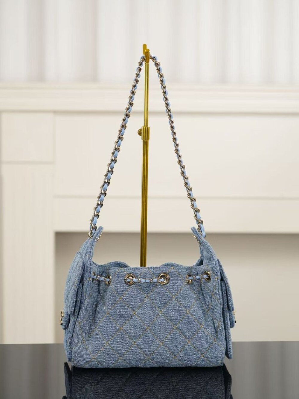 Classic CHANEL Bag: A Stylish and Versatile Choice for Elegance - Picture 6 of 6